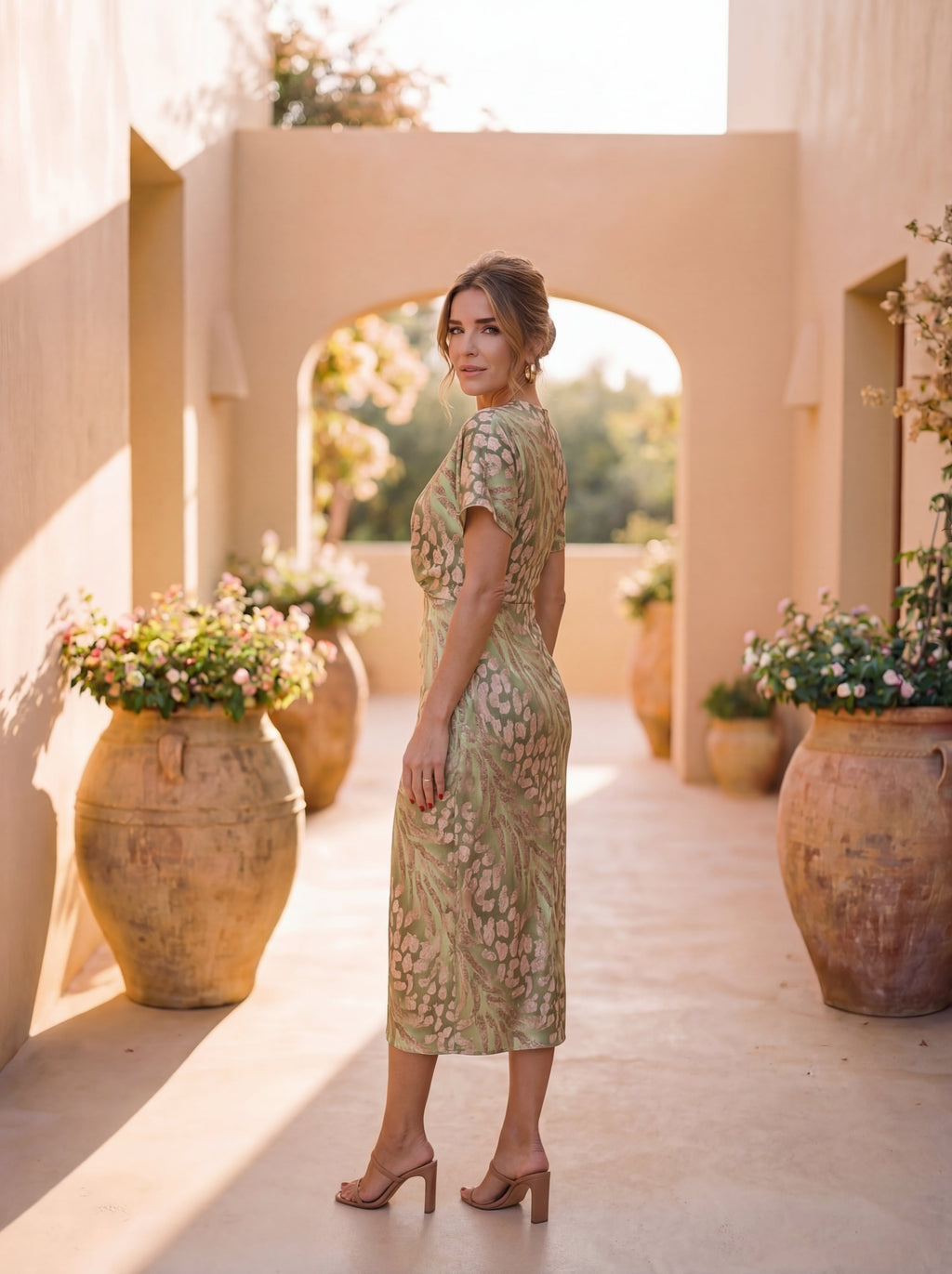 Elegant Midi Dress with Defined Waist and Twist Detail